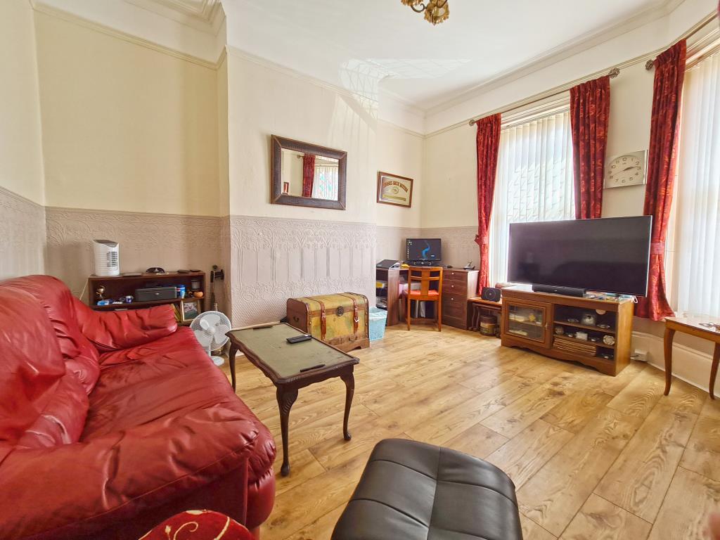 Lot: 148 - SEAFRONT BED AND BREAKFAST WITH POTENTIAL FOR CONVERSION - Owners living room